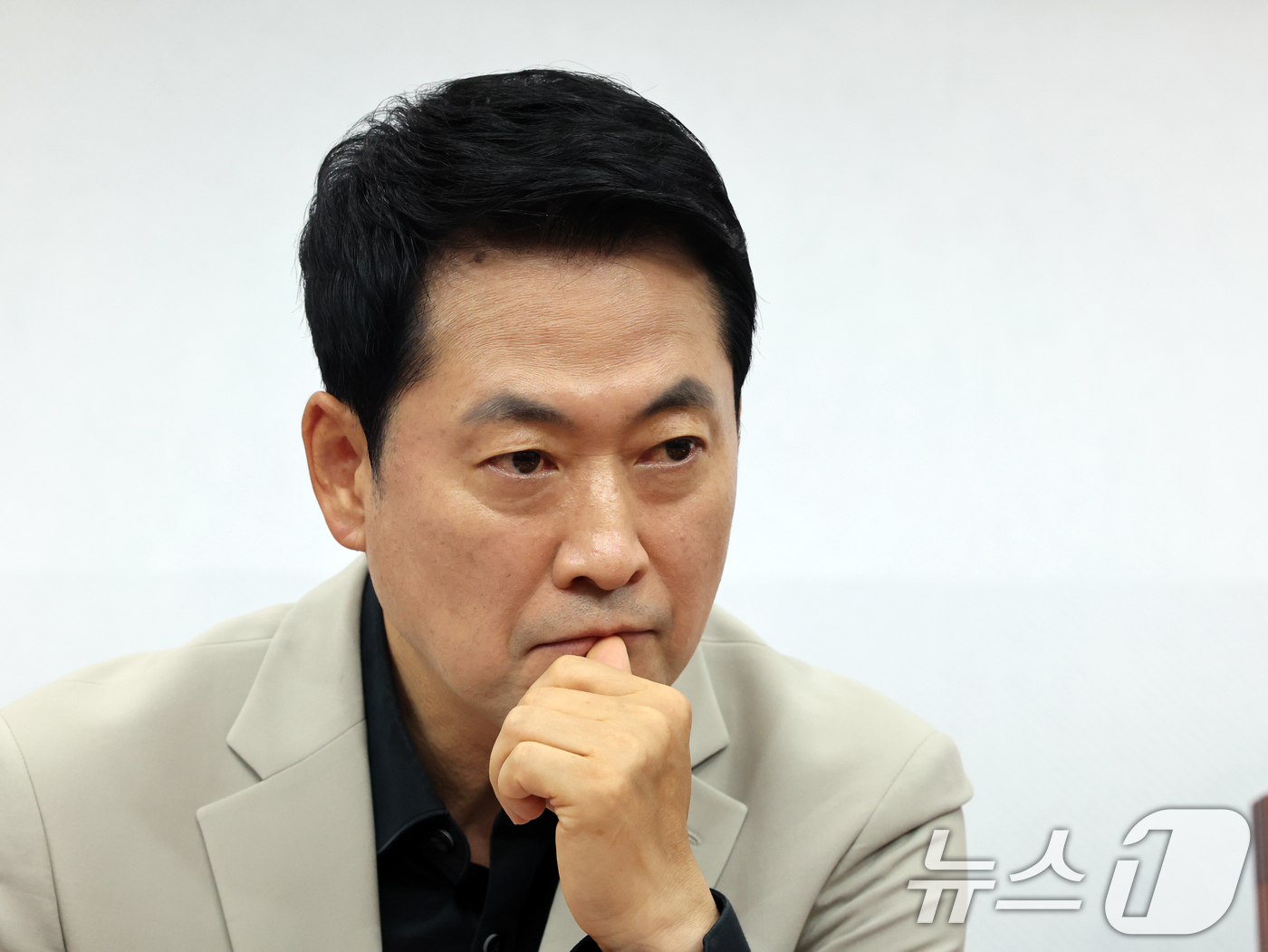 (서울=뉴스1) 황기선 기자 = 장동혁 국민의힘 대표가 9일 오전 서울 여의도 국회에서 열린 최고위원회의에서 생각에 잠겨 있다. 2026.7.9/뉴스1