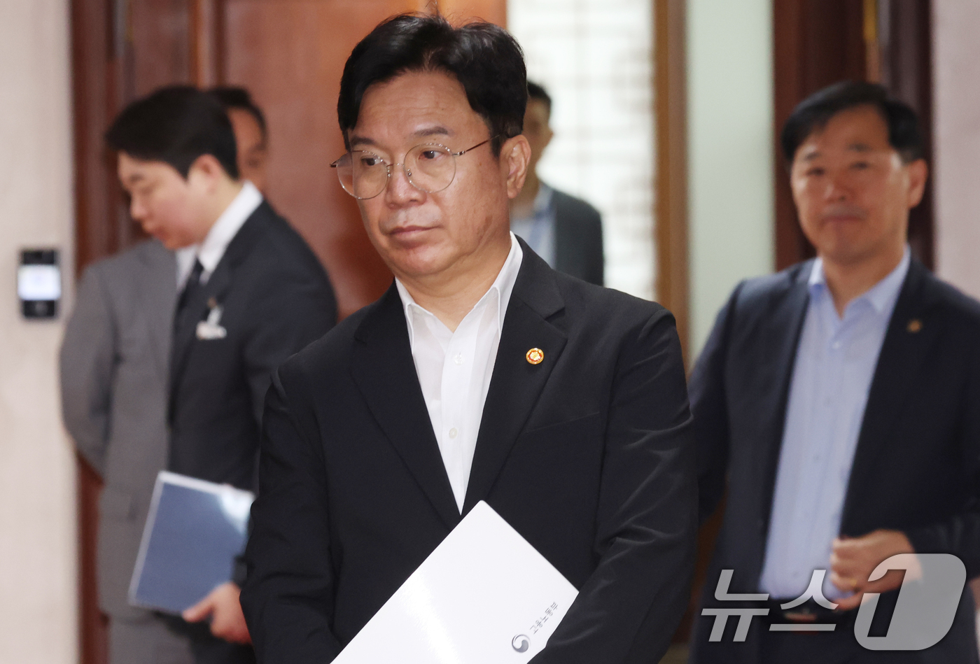 (서울=뉴스1) 김명섭 기자 = 김영훈 고용노동부 장관이 9일 오전 서울 종로구 세종대로 정부서울청사에서 열린 국가정책조정회의에 참석하고 있다. 이날 참석자들은 AI 민주정부 실현 …