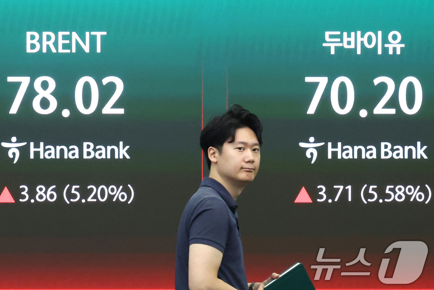 (서울=뉴스1) 이종수 기자 = 국제유가가 급등한 9일 오전 서울 중구 하나은행 딜링룸 전광판에 서부텍사스원유(WTI), 브렌트유, 두바이유 선물 가격이 표시되고 있다. 도널드 트 …