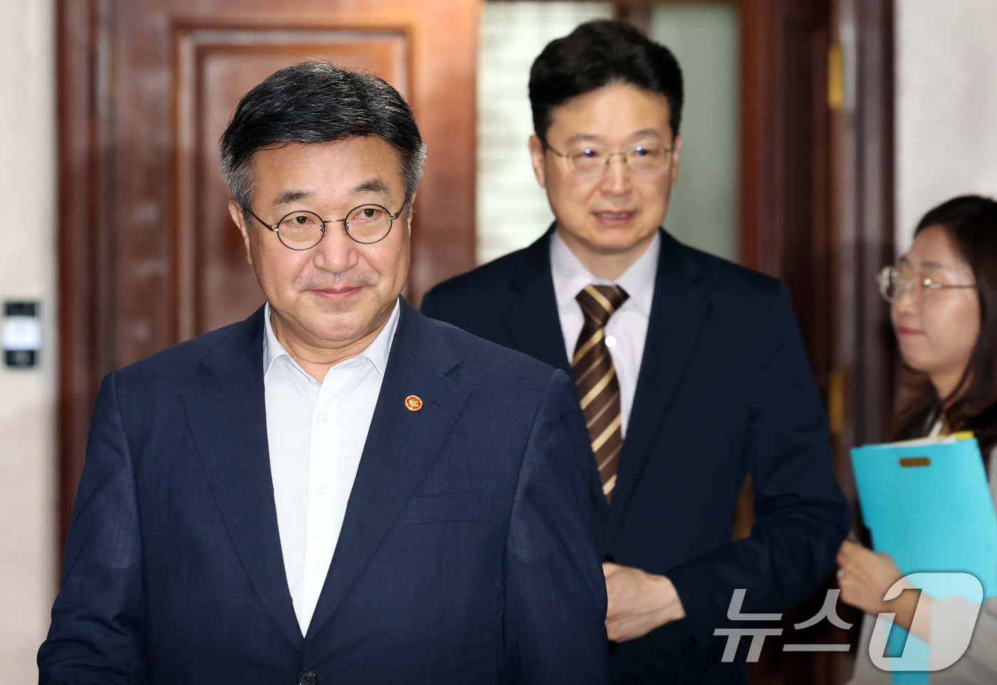 (서울=뉴스1) 김명섭 기자 = 윤호중 행정안전부 장관이 9일 오전 서울 종로구 세종대로 정부서울청사에서 열린 국가정책조정회의에 참석하고 있다. 이날 참석자들은 AI 민주정부 실현 …