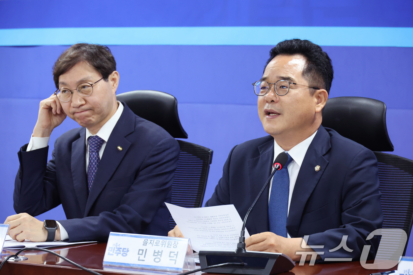 (서울=뉴스1) 신웅수 기자 = 민병덕 더불어민주당 을지로위원장(오른쪽)이 9일 서울 여의도 국회 의원회관에서 열린 홈플러스 회생을 위한 국민연금공단 이사장 간담회에서 발언하고 있 …