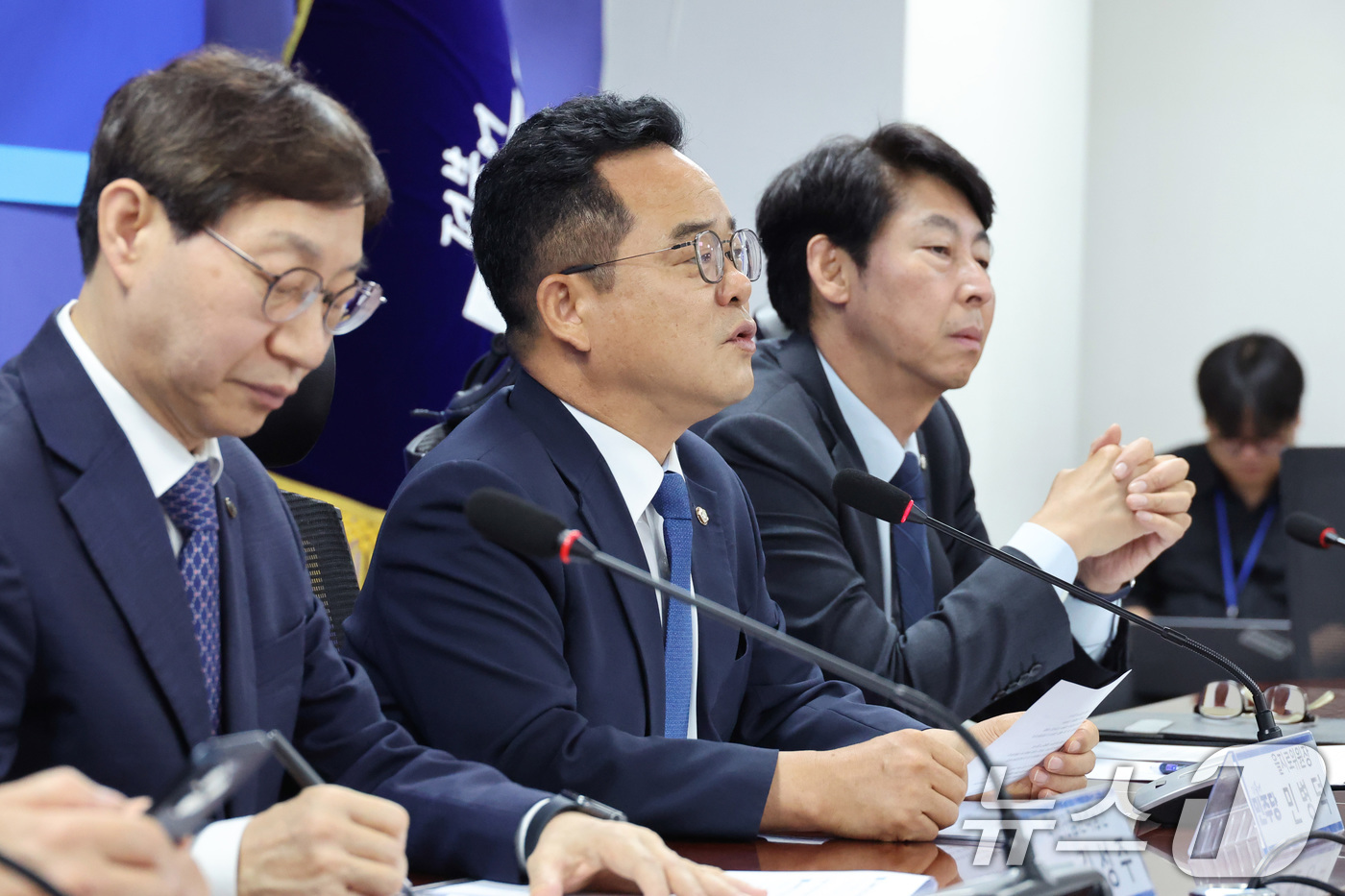 (서울=뉴스1) 신웅수 기자 = 민병덕 더불어민주당 을지로위원장이 9일 서울 여의도 국회 의원회관에서 열린 홈플러스 회생을 위한 국민연금공단 이사장 간담회에서 발언하고 있다. 20 …