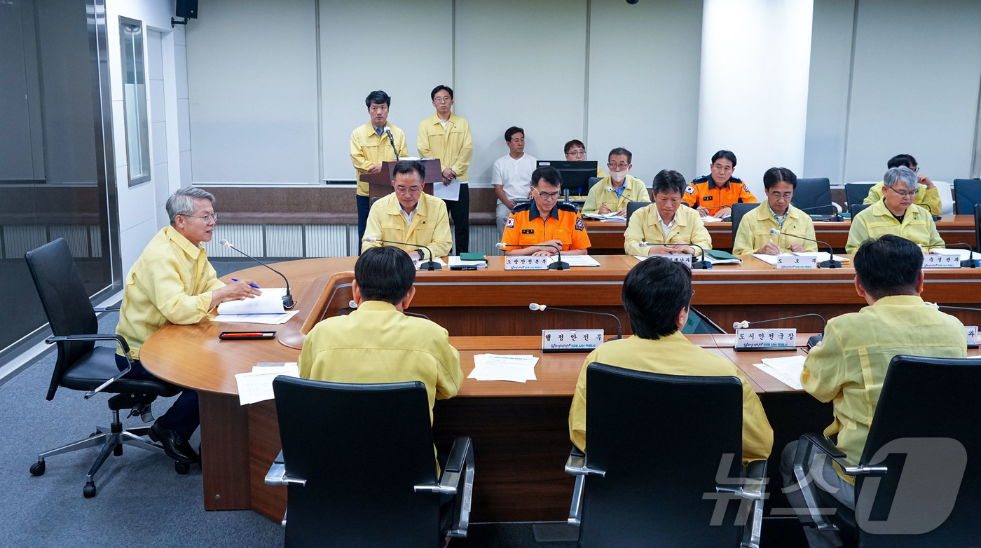 (전남광주=뉴스1) 전원 기자 = 민형배 전남광주통합특별시장이 8일 저녁 광주청사 재난안전상황실에서 집중호우 대처 긴급 점검회의를 주재하고 있다.(전남광주통합특별시 제공. 재판매 …
