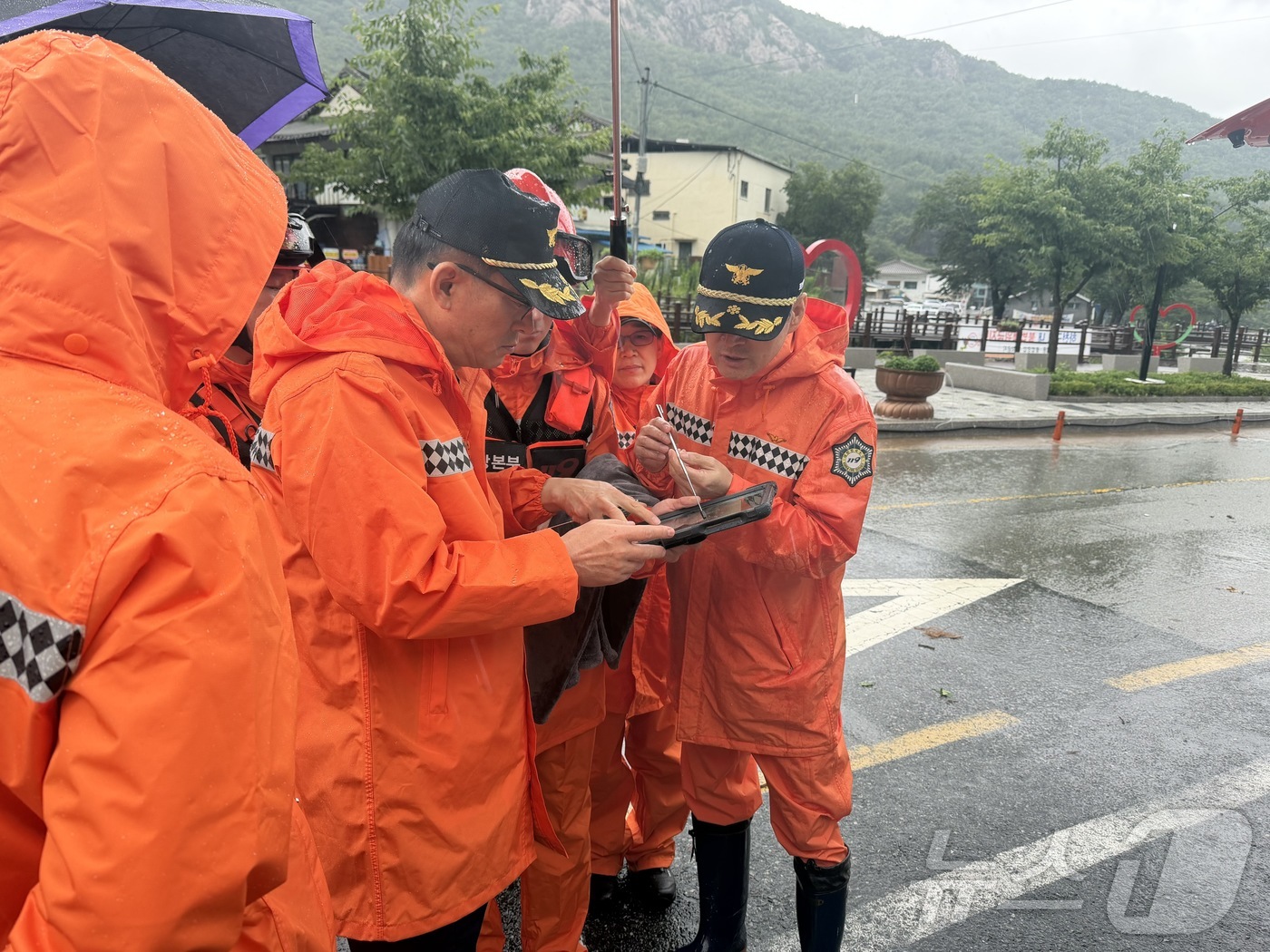 (공주=뉴스1) 최형욱 기자 = 백승두 충남소방본부장이 9일 집중호우로 침수 피해를 입은 공주 동학사 현장을 찾아 피해 상황을 점검하고 있다. (충남소방본부 제공, 재판매 및 DB …
