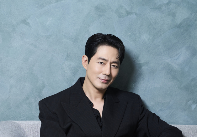 조인성, 무릎 수술에도 "무술팀도 못한다한 한발로 말타기 소화" [N인터뷰]