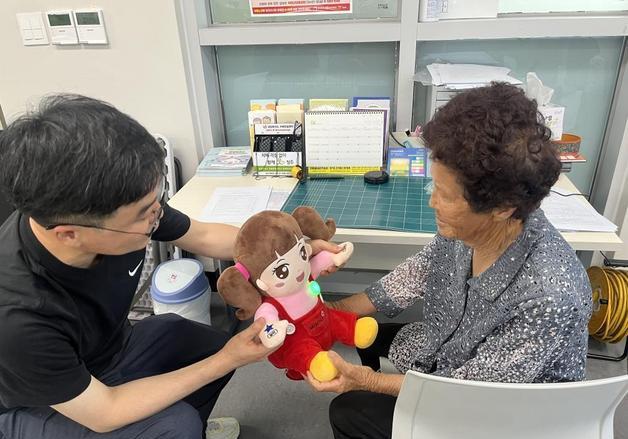 청주시, 치매 노인 대상 스마트 '돌봄 로봇' 무상 대여