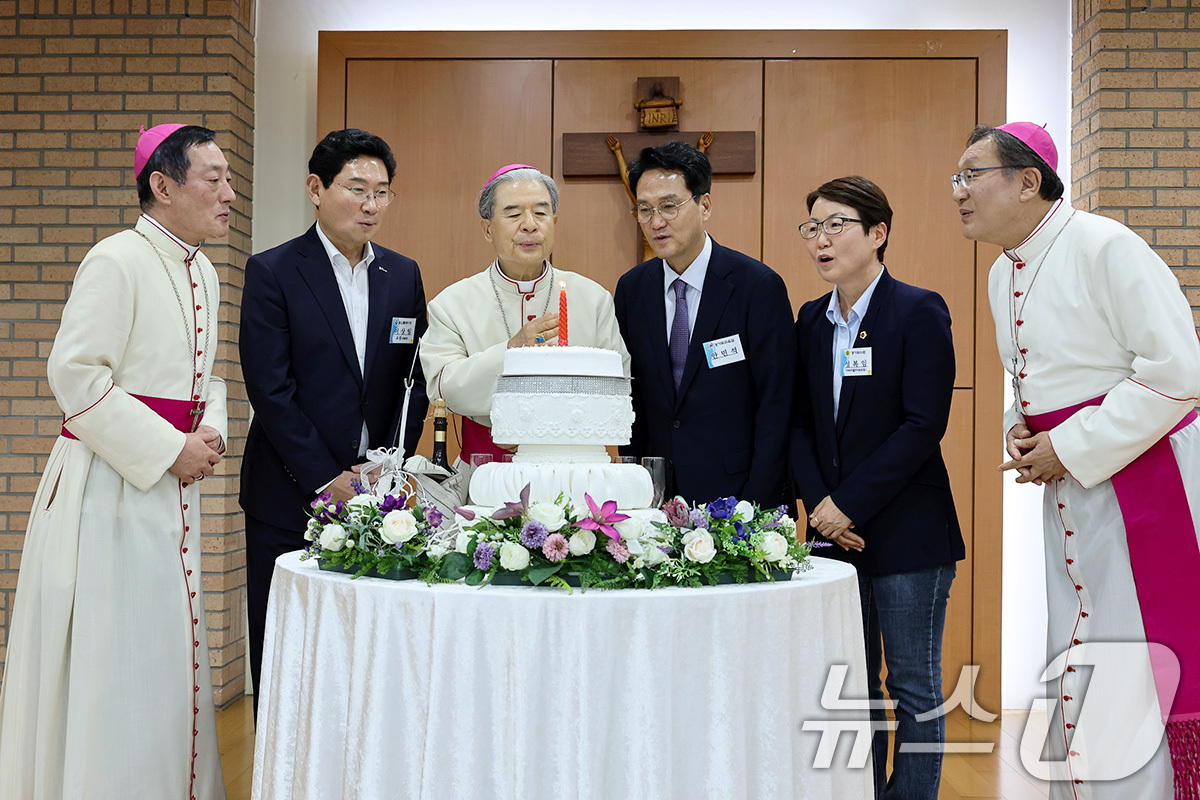 (서울=뉴스1) = 천주교 수원교구는 지난 8일 오후 수원교구청에서 ‘제9회 전국동시지방선거 당선인 축하 미사’를 봉헌했다고 밝혔다.수원교구장 이용훈 주교가 주례하고 총대리 문희종 …