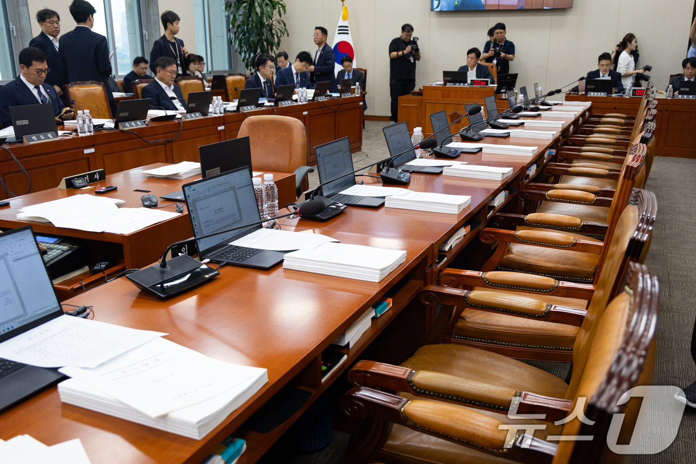 (서울=뉴스1) 유승관 기자 = 9일 서울 여의도 국회에서 열린 제437회 국회(임시회) 재정경제기획위원회 제2차 전체회의에 국민의힘 위원들이 불참, 자리가 비어 있다. 2026. …