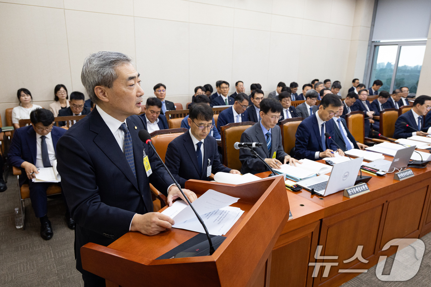 (서울=뉴스1) 유승관 기자 = 신현송 한국은행 총재가 9일 서울 여의도 국회에서 열린 제437회 국회(임시회) 재정경제기획위원회 제2차 전체회의에 출석해 업무보고를 하고 있다. …