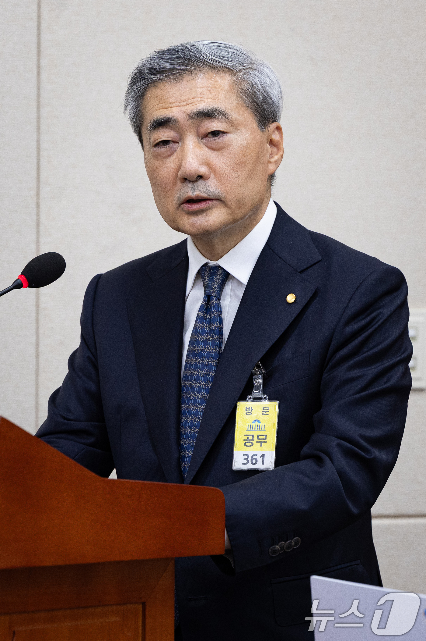 (서울=뉴스1) 유승관 기자 = 신현송 한국은행 총재가 9일 서울 여의도 국회에서 열린 제437회 국회(임시회) 재정경제기획위원회 제2차 전체회의에 출석해 업무보고를 하고 있다. …
