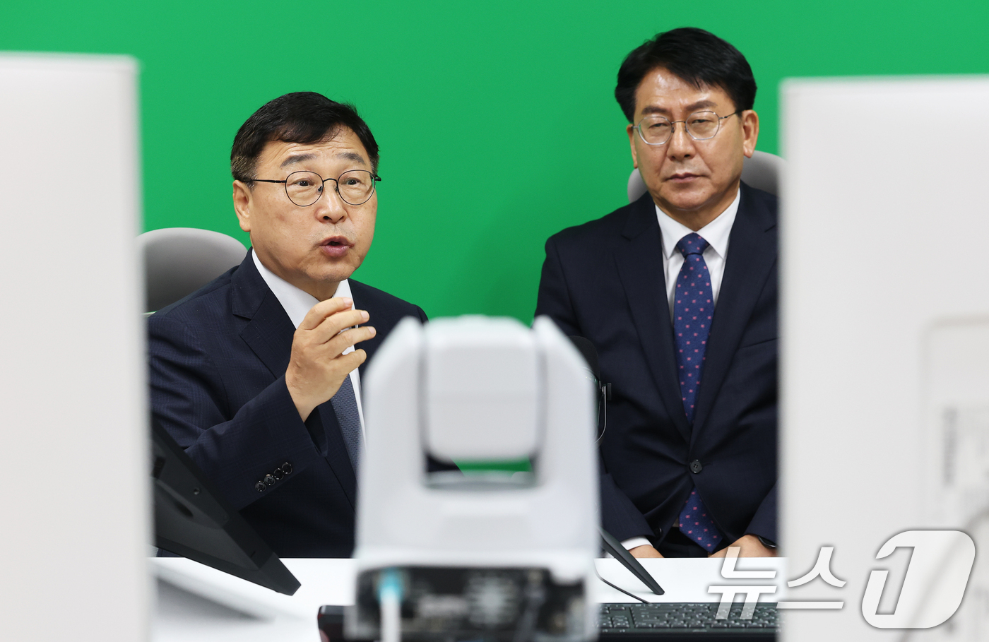 (서울=뉴스1) 오대일 기자 = 정근식 서울시교육감(왼쪽)과 유보화 성동구청장이 9일 개교한 서울 성동구 서울온라인학교를 방문해 주문형 교육과정 수업을 참관하며 무학여고 학생들과 …