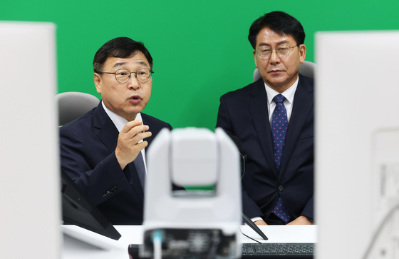 서울온라인학교 수업 참관하는 정근식 교육감과 유보화 성동구청장