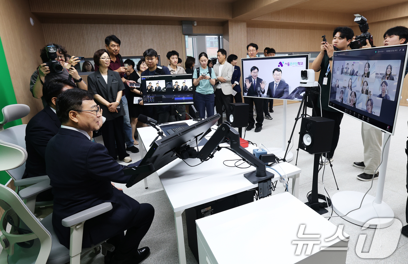 (서울=뉴스1) 오대일 기자 = 정근식 서울시교육감과 유보화 성동구청장이 9일 개교한 서울 성동구 서울온라인학교를 방문해 주문형 교육과정 수업을 참관하며 무학여고 학생들과 대화하고 …