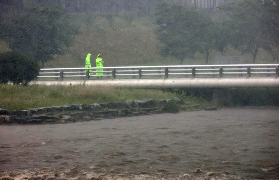 '호우경보' 오산 138㎜ 물폭탄…주민 대피, 교량·지하차도 통제(종합)