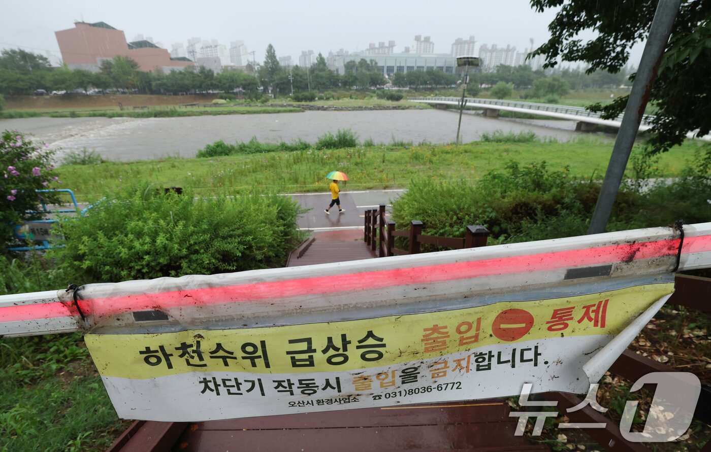 본문 이미지 - 수도권에 많은 비가 내린 9일 경기 오산시 오산천 산책로가 집중호우로 인해 통제되고 있다. 2026.7.9 ⓒ 뉴스1 김영운 기자
