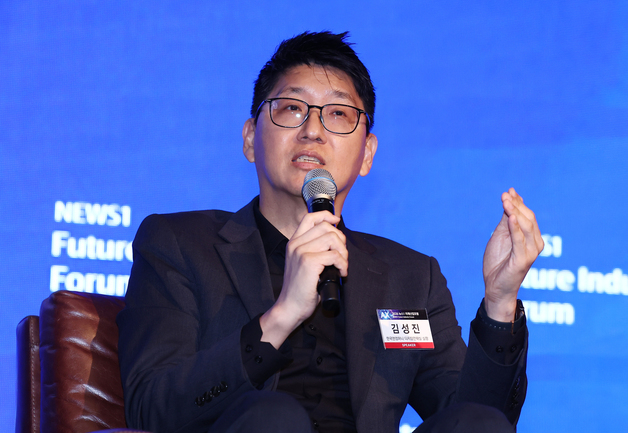 미래산업포럼서 토론하는 김성진한국앤컴퍼니 디지털전략실 실장