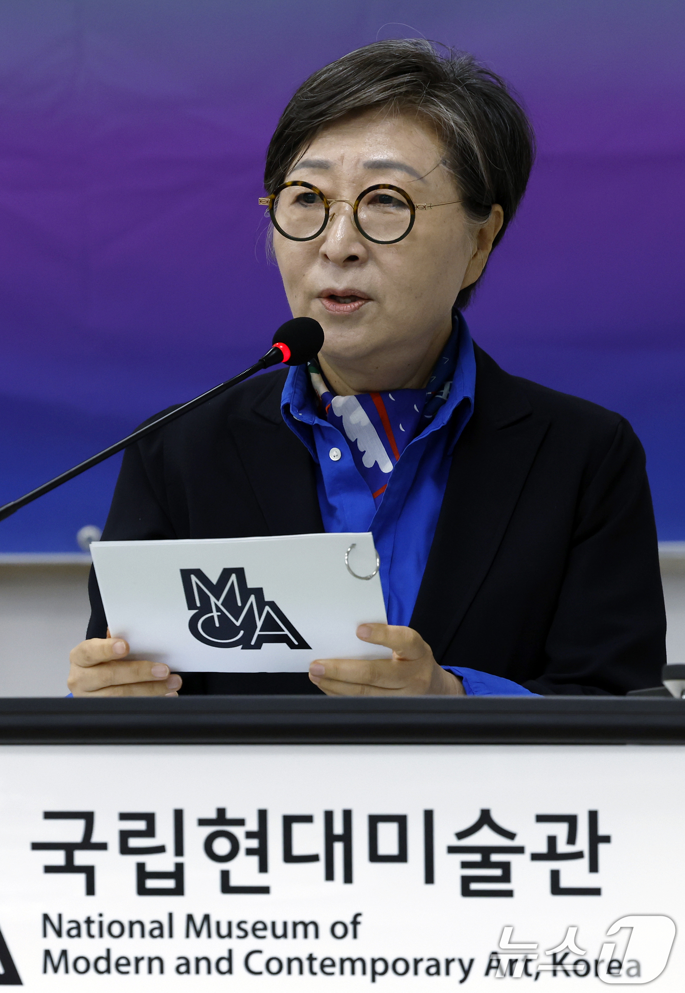 (과천=뉴스1) 박정호 기자 = 김성희 국립현대미술관 관장이 9일 오전 경기도 과천시 광명로 국립현대미술관 과천에서 열린 'MMCA 과천 40주년: 빛의 상상들' 기자간담회에서 인 …