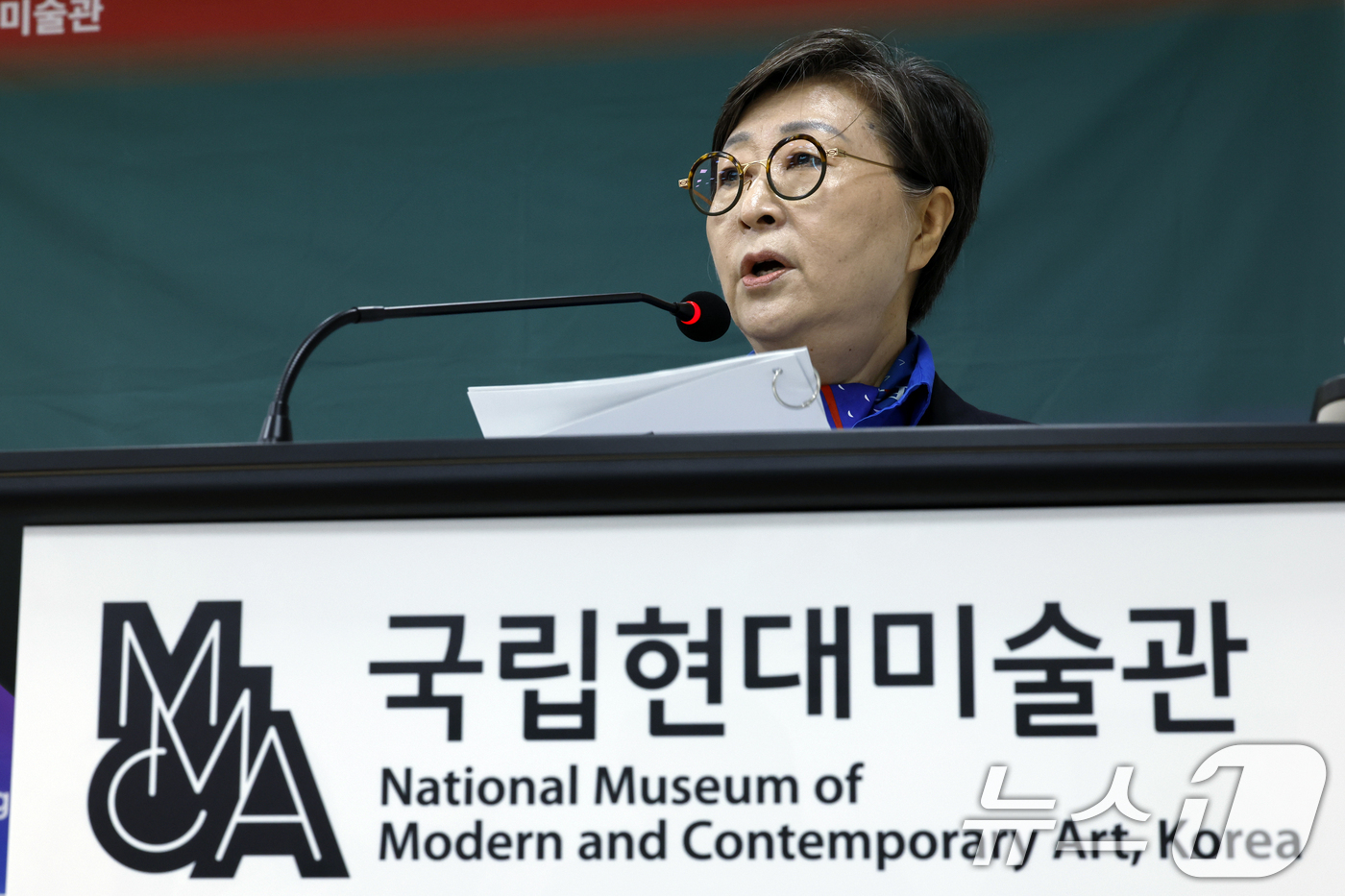 (과천=뉴스1) 박정호 기자 = 김성희 국립현대미술관 관장이 9일 오전 경기도 과천시 광명로 국립현대미술관 과천에서 열린 'MMCA 과천 40주년: 빛의 상상들' 기자간담회에서 인 …