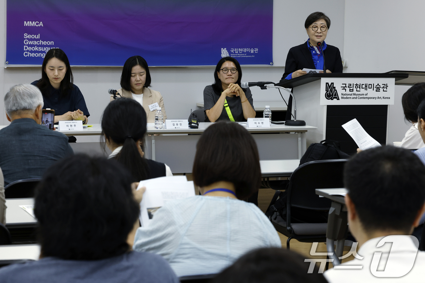 (과천=뉴스1) 박정호 기자 = 김성희 국립현대미술관 관장이 9일 오전 경기도 과천시 광명로 국립현대미술관 과천에서 열린 'MMCA 과천 40주년: 빛의 상상들' 기자간담회에서 인 …