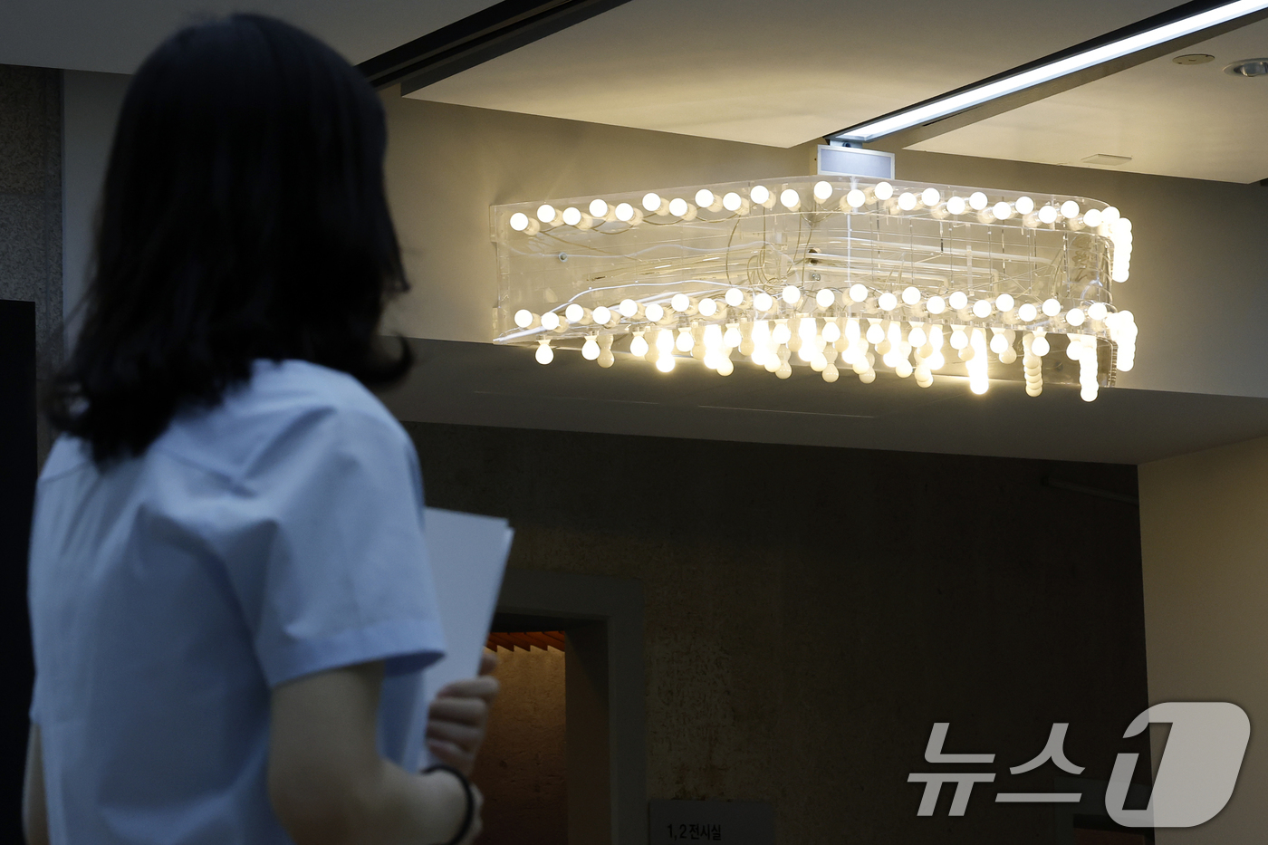 (과천=뉴스1) 박정호 기자 = 9일 오전 경기도 과천시 광명로 국립현대미술관 과천에서 'MMCA 과천 40주년: 빛의 상상들' 전시가 언론에 공개되고 있다. 사진은 필립 파레노의 …