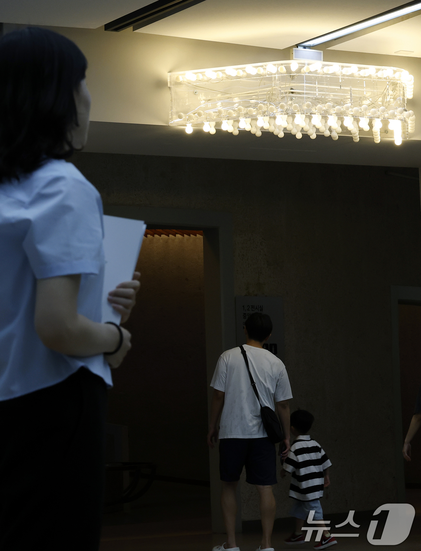 (과천=뉴스1) 박정호 기자 = 9일 오전 경기도 과천시 광명로 국립현대미술관 과천에서 'MMCA 과천 40주년: 빛의 상상들' 전시가 언론에 공개되고 있다. 사진은 필립 파레노의 …