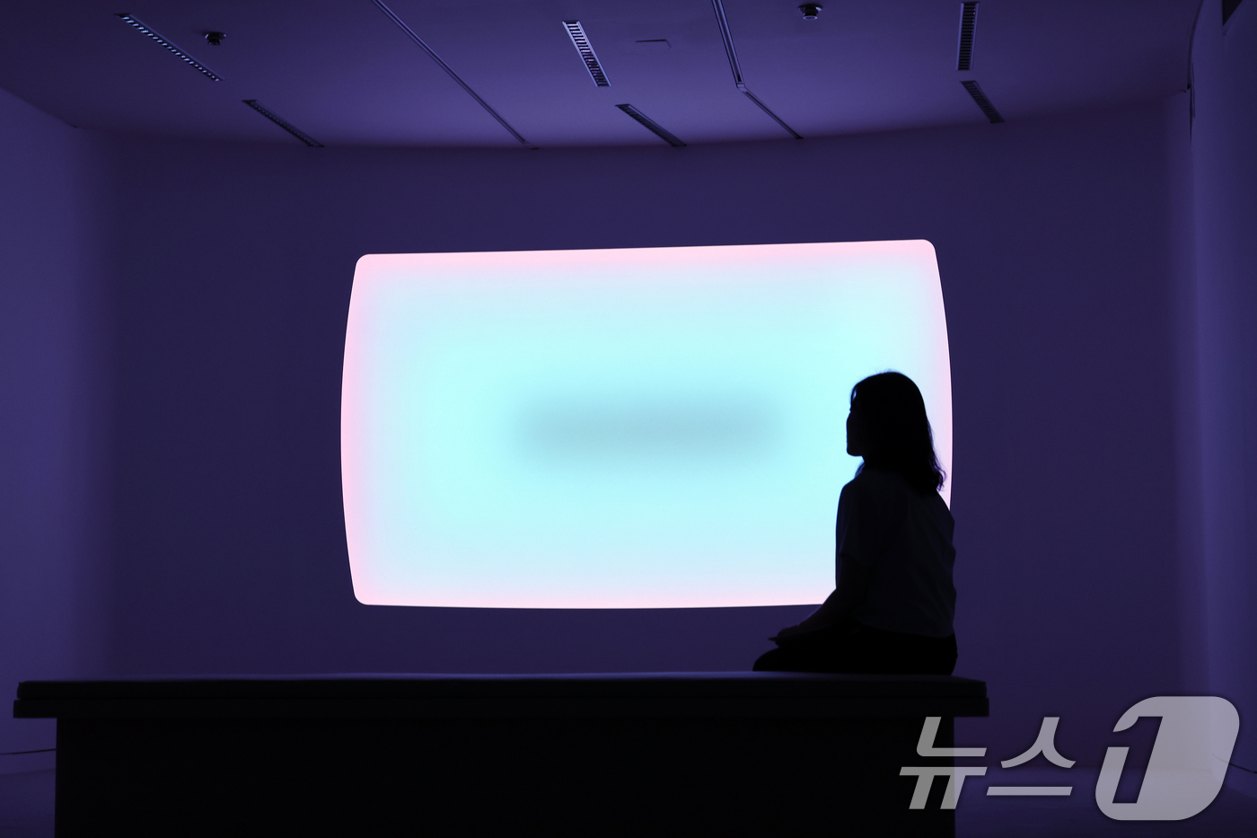(과천=뉴스1) 박정호 기자 = 9일 오전 경기도 과천시 광명로 국립현대미술관 과천에서 'MMCA 과천 40주년: 빛의 상상들' 전시가 언론에 공개되고 있다. 사진은 제임스 터렐의 …