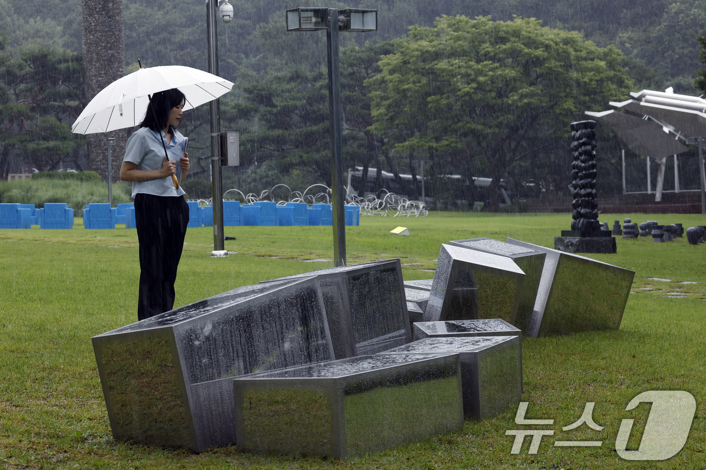 (과천=뉴스1) 박정호 기자 = 9일 오전 경기도 과천시 광명로 국립현대미술관 과천에서 'MMCA 과천 40주년: 빛의 상상들' 전시가 언론에 공개되고 있다. 사진은 황형신의 작품 …