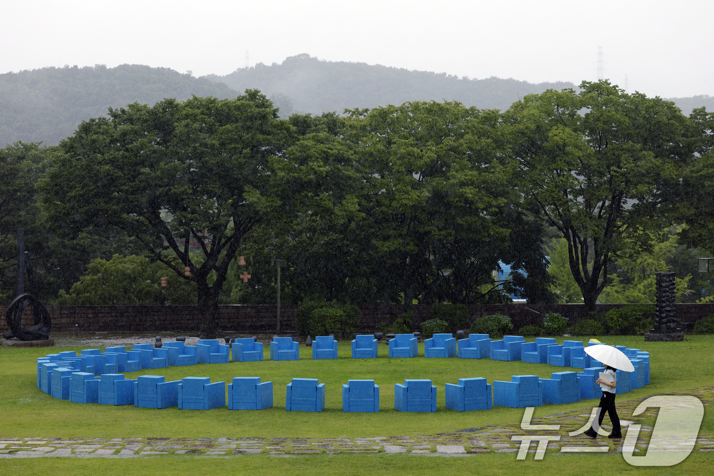 (과천=뉴스1) 박정호 기자 = 9일 오전 경기도 과천시 광명로 국립현대미술관 과천에서 'MMCA 과천 40주년: 빛의 상상들' 전시가 언론에 공개되고 있다. 사진은 김하늘의 작품 …