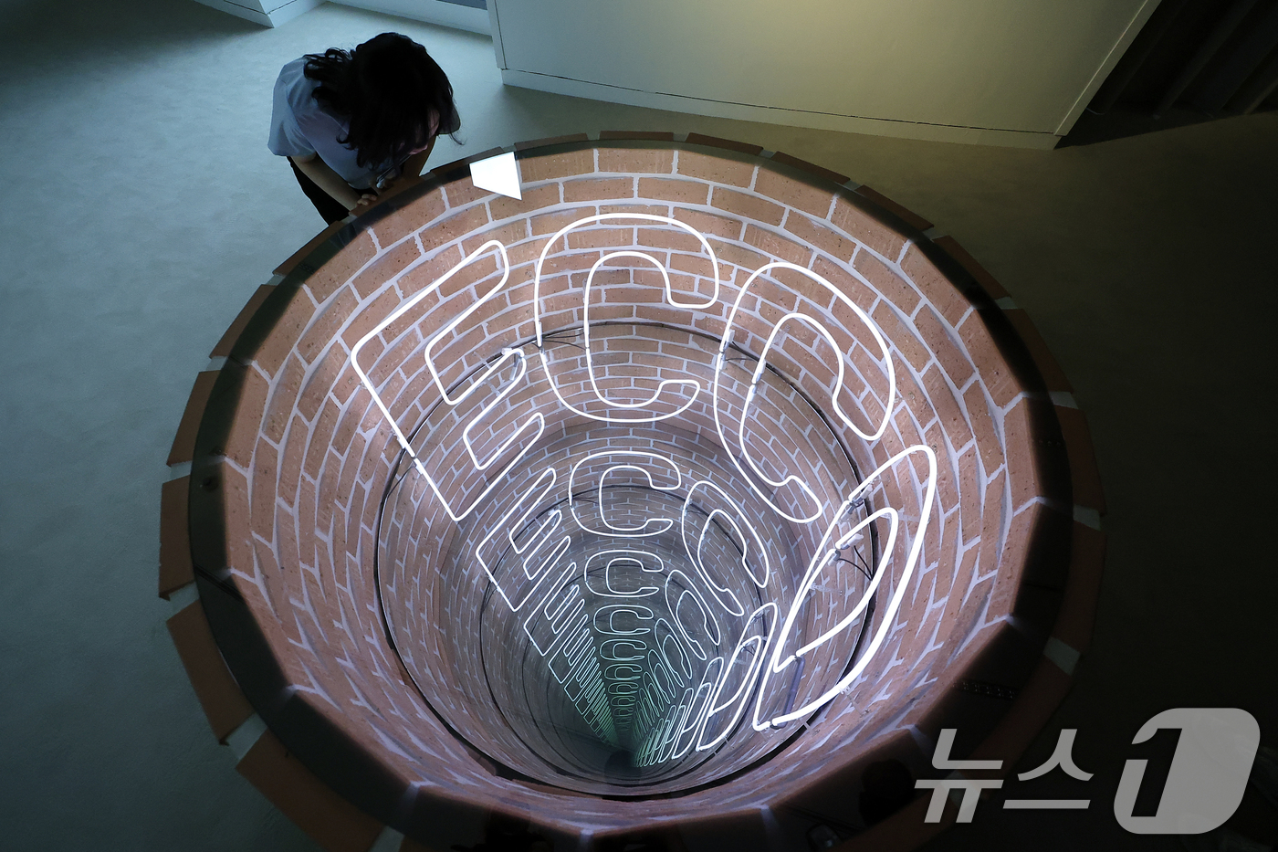 (과천=뉴스1) 박정호 기자 = 9일 오전 경기도 과천시 광명로 국립현대미술관 과천에서 'MMCA 과천 40주년: 빛의 상상들' 전시가 언론에 공개되고 있다. 사진은 이반 나바로의 …