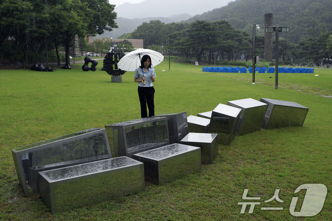 (과천=뉴스1) 박정호 기자 = 9일 오전 경기도 과천시 광명로 국립현대미술관 과천에서 'MMCA 과천 40주년: 빛의 상상들' 전시가 언론에 공개되고 있다. 사진은 황형신의 작품 …