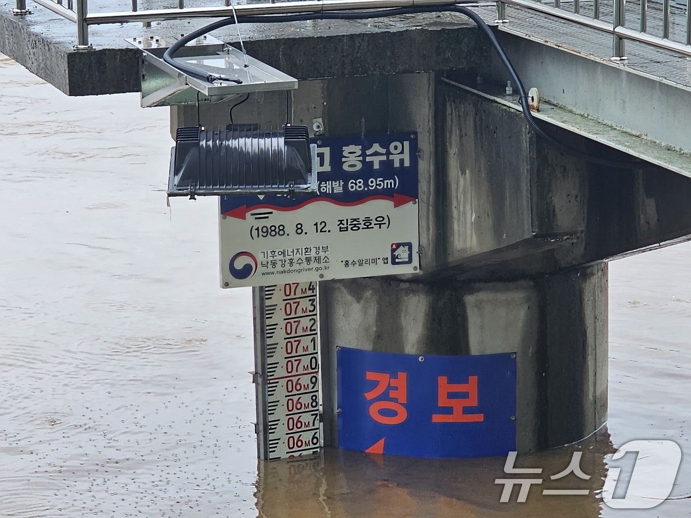 (문경=뉴스1) 신성훈 기자 = 경북지역 홍수 주의보가 경보로 상향 조정된 9일 오후 경북 문경시 영강 수위가 상승하고 있다.낙동강홍수통제소는 9일 오전 10시 10분을 기해 영 …