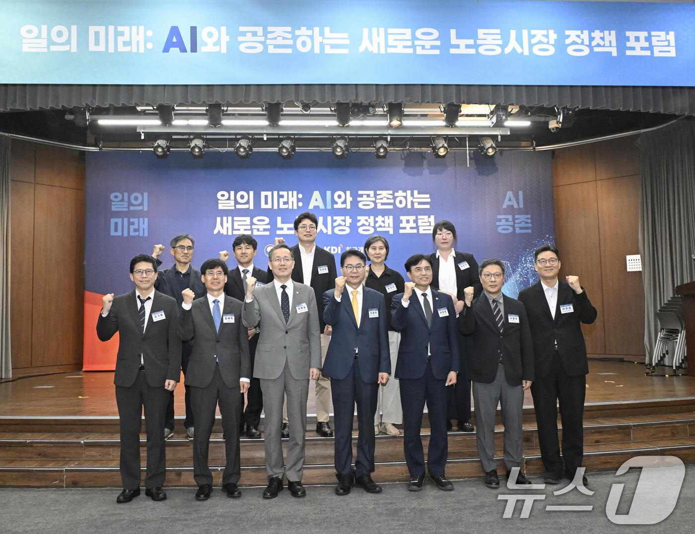 (서울=뉴스1) = 이형일 재정경제부 차관이 7월 9일 서울 중구 은행회관에서 열린 일의 미래:AI와 공존하는 새로운 노동시장 포럼에 참석해 기념 촬영을 하고 있다. (재경부 제공 …