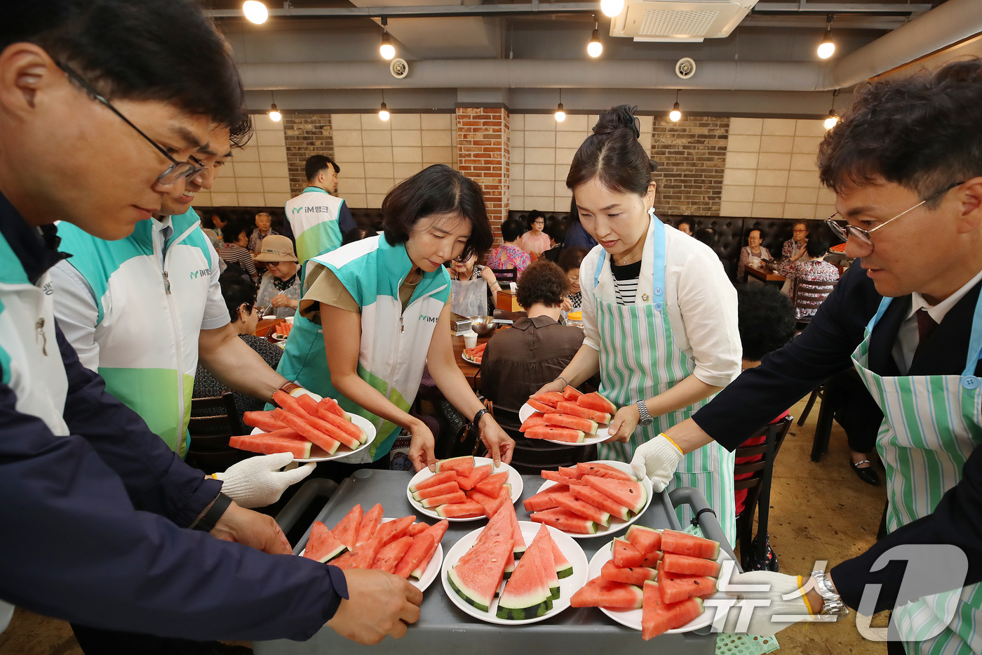 (대구=뉴스1) 공정식 기자 = 9일 대구 중구 한 음식점에서 열린 '초복맞이 영양식 나눔' 행사에서 중구의회 의원, 남산종합사회복지관, iM뱅크사회공헌재단 관계자들이 어르신께 갈 …
