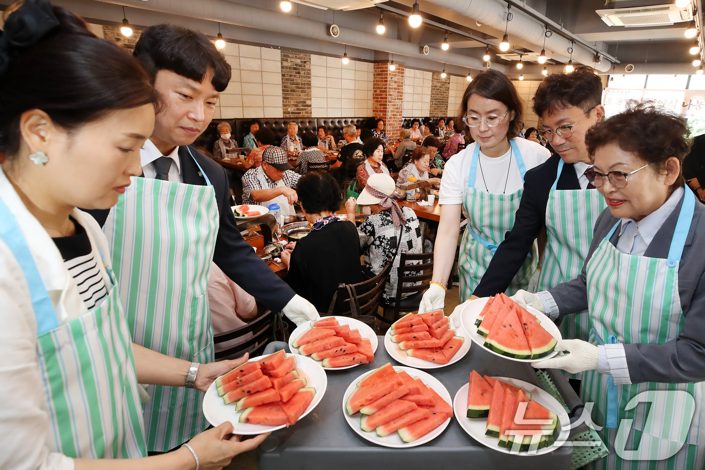 (대구=뉴스1) 공정식 기자 = 9일 대구 중구 한 음식점에서 열린 '초복맞이 영양식 나눔' 행사에서 중구의회 의원, 남산종합사회복지관, iM뱅크사회공헌재단 관계자들이 어르신께 갈 …