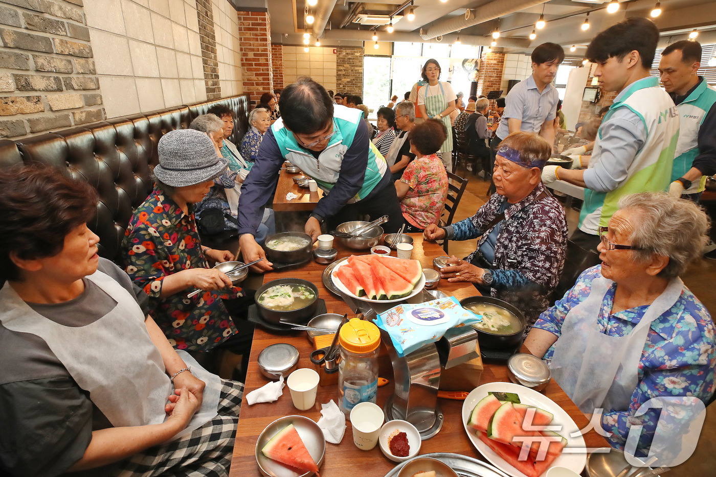 (대구=뉴스1) 공정식 기자 = 9일 대구 중구 한 음식점에서 열린 '초복맞이 영양식 나눔' 행사에서 중구의회 의원, 남산종합사회복지관, iM뱅크사회공헌재단 관계자들이 어르신께 갈 …