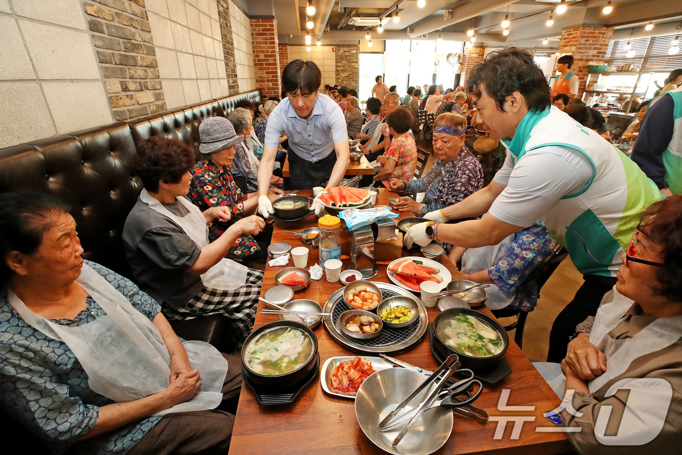 (대구=뉴스1) 공정식 기자 = 9일 대구 중구 한 음식점에서 열린 '초복맞이 영양식 나눔' 행사에서 중구의회 의원, 남산종합사회복지관, iM뱅크사회공헌재단 관계자들이 어르신께 갈 …