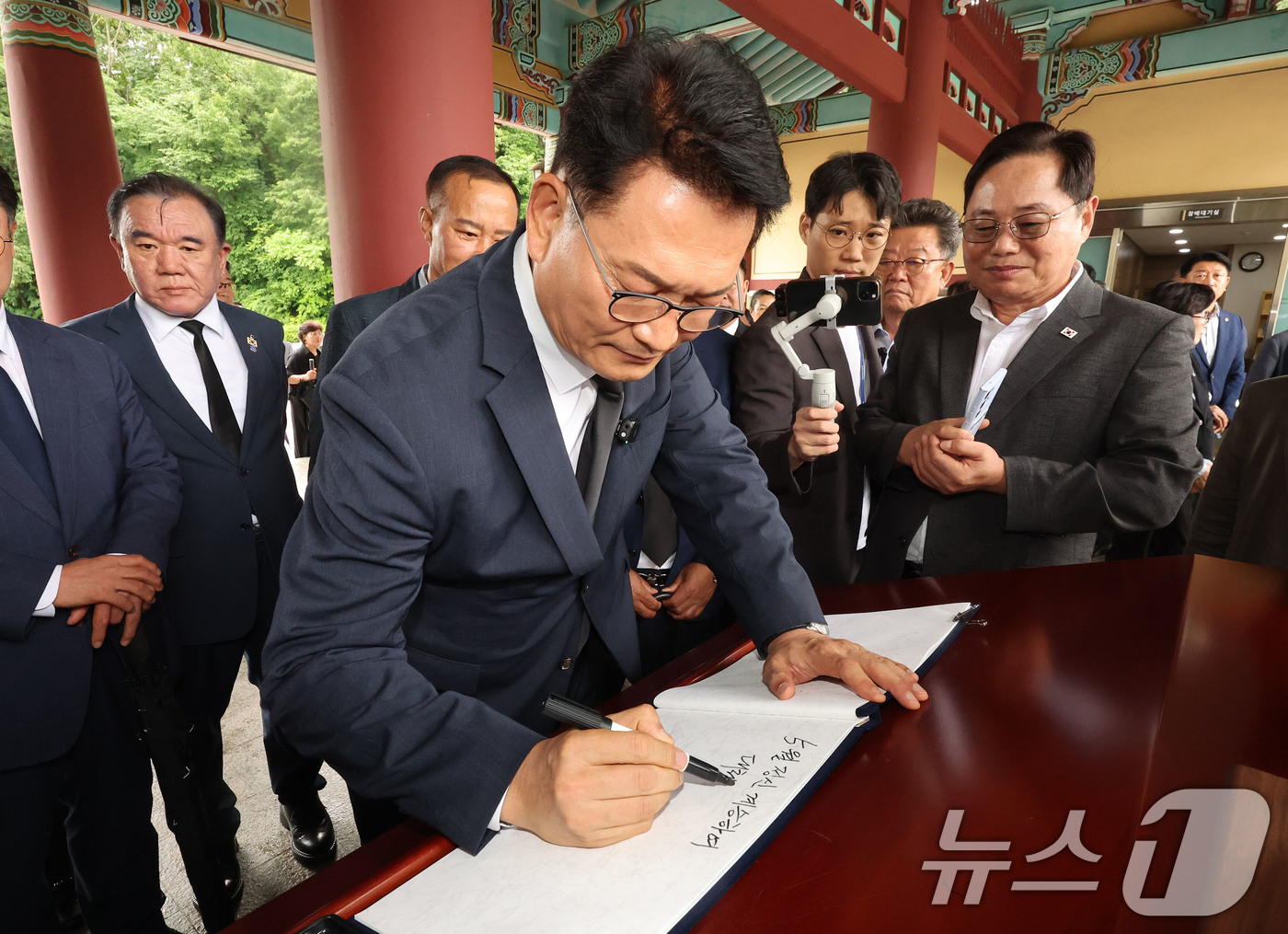 (전남광주=뉴스1) 박지현 기자 = 당대표 선거 출마를 선언한 송영길 더불어민주당 의원이 9일 전남광주통합특별시 북구 운정동 국립 5·18민주묘지를 찾아 방명록을 작성하고 있다. …