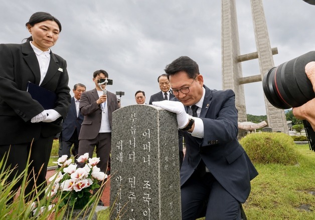 송영길, 5·18묘지 찾아…"당대표는 가장 먼저 총구 앞에 설 자리"