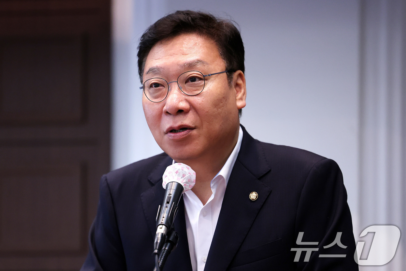 (서울=뉴스1) 박지혜 기자 = 정연욱 공동조직위원장이 9일 서울 중구 프레스센터에서 열린 2026 부산세계도서관정보대회(WLIC) 기자간담회 및 홍보대사 위촉식에서 인사말을 하고 …