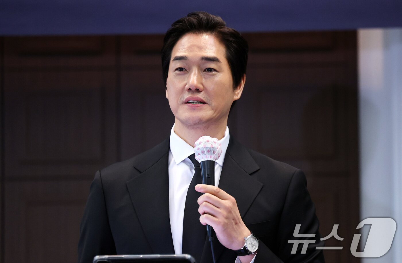 본문 이미지 - 9일 서울 중구 프레스센터에서 열린 2026 부산세계도서관정보대회(WLIC) 기자간담회 및 홍보대사 위촉식에서 홍보대사로 위촉된 배우 유지태가 인사말을 하고 있다. 2026.7.9 ⓒ 뉴스1 박지혜 기자