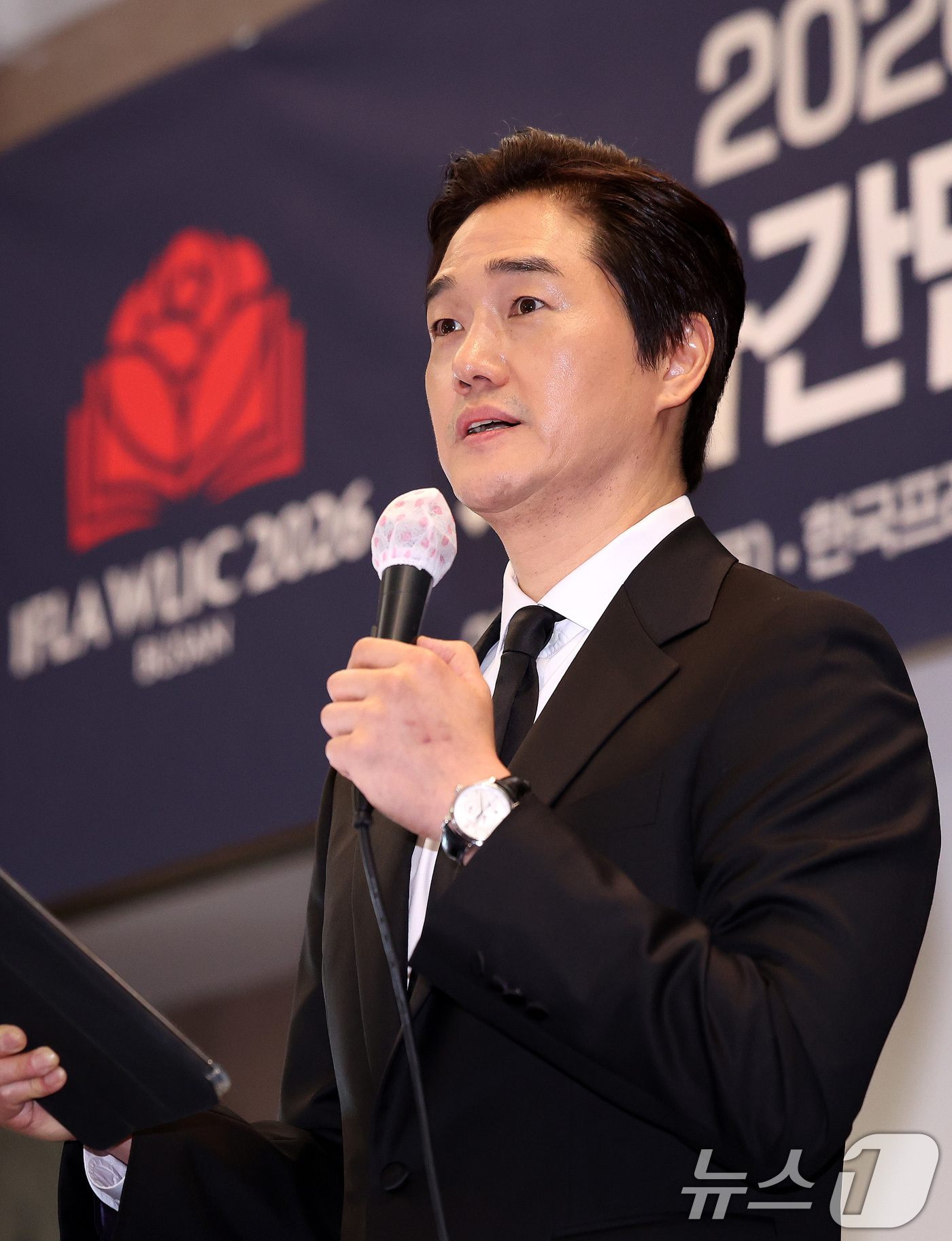 (서울=뉴스1) 박지혜 기자 = 9일 서울 중구 프레스센터에서 열린 2026 부산세계도서관정보대회(WLIC) 기자간담회 및 홍보대사 위촉식에서 홍보대사로 위촉된 배우 유지태가 인사 …