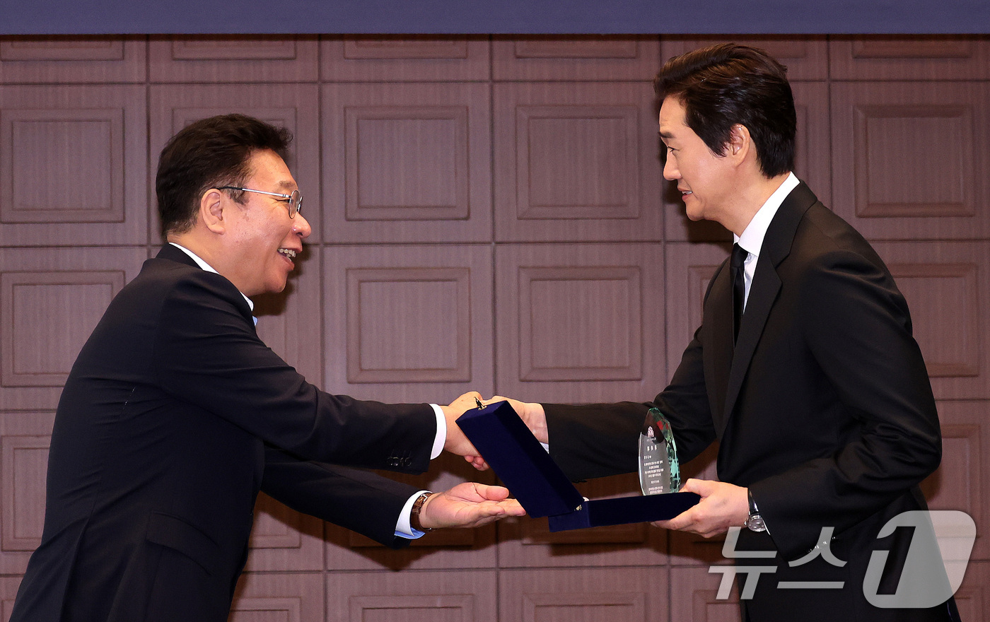 (서울=뉴스1) 박지혜 기자 = 9일 서울 중구 프레스센터에서 열린 2026 부산세계도서관정보대회(WLIC) 기자간담회 및 홍보대사 위촉식에서 정연욱 공동조직위원장이 배우 유지태에 …