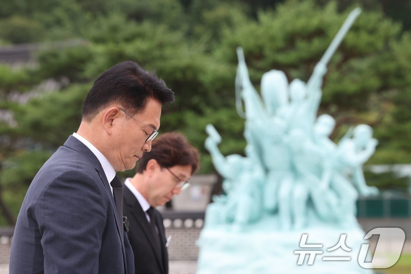 본문 이미지 - 당대표 선거 출마를 선언한 송영길 전 대표가 9일 전남광주통합특별시 북구 운정동 국립 5·18민주묘지를 찾아 오월영령에 묵념하고 있다. 2026.7.9 ⓒ 뉴스1 박지현 기자