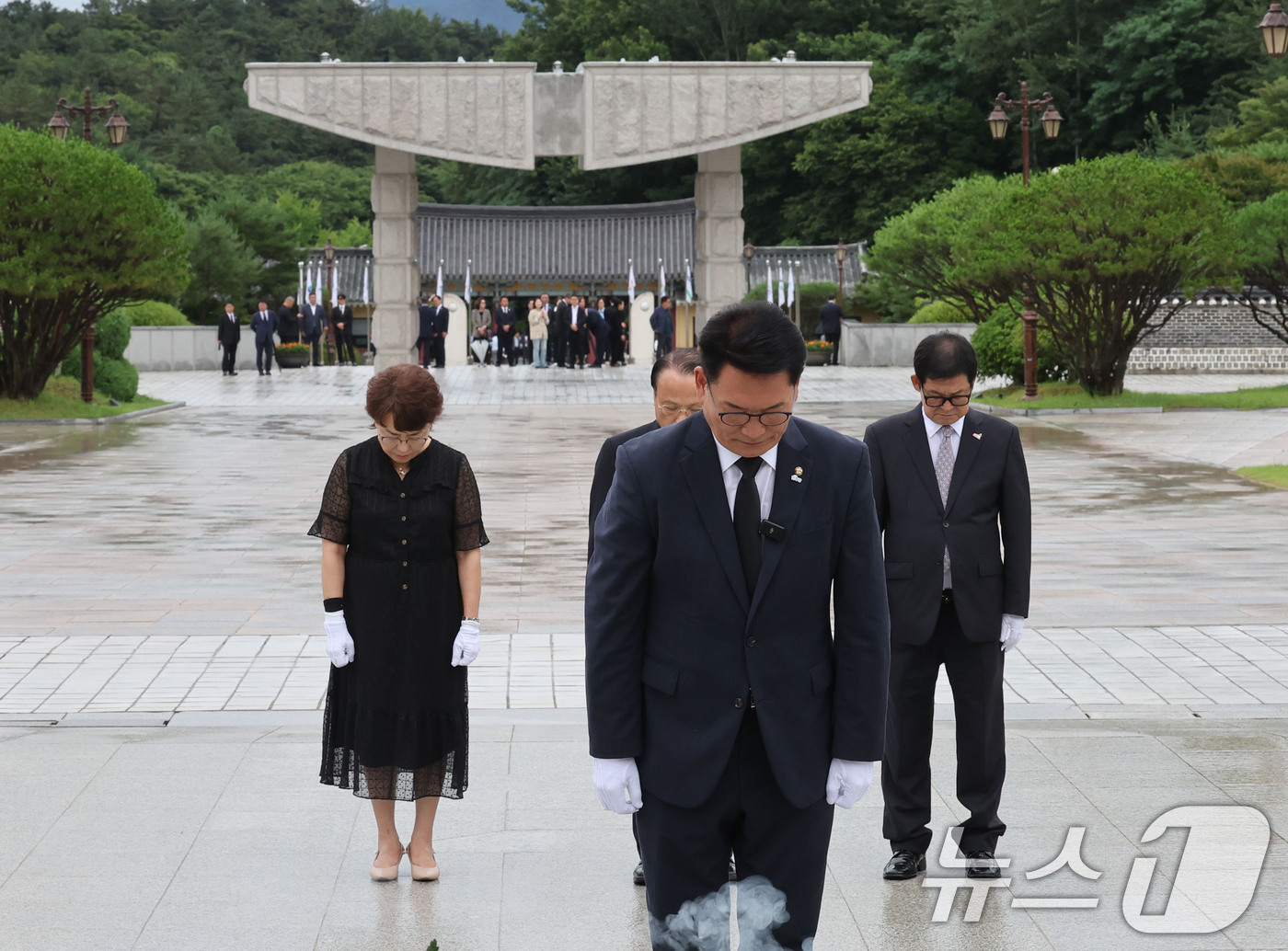 (전남광주=뉴스1) 박지현 기자 = 당대표 선거 출마를 선언한 송영길 전 대표가 9일 전남광주통합특별시 북구 운정동 국립 5·18민주묘지를 찾아 오월열사에 묵념하고 있다. 2026 …