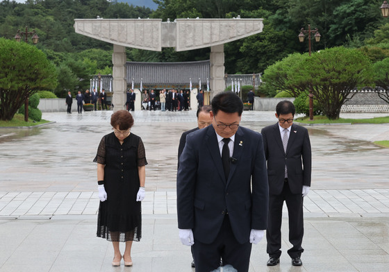 오월열사에 인사하는 송영길