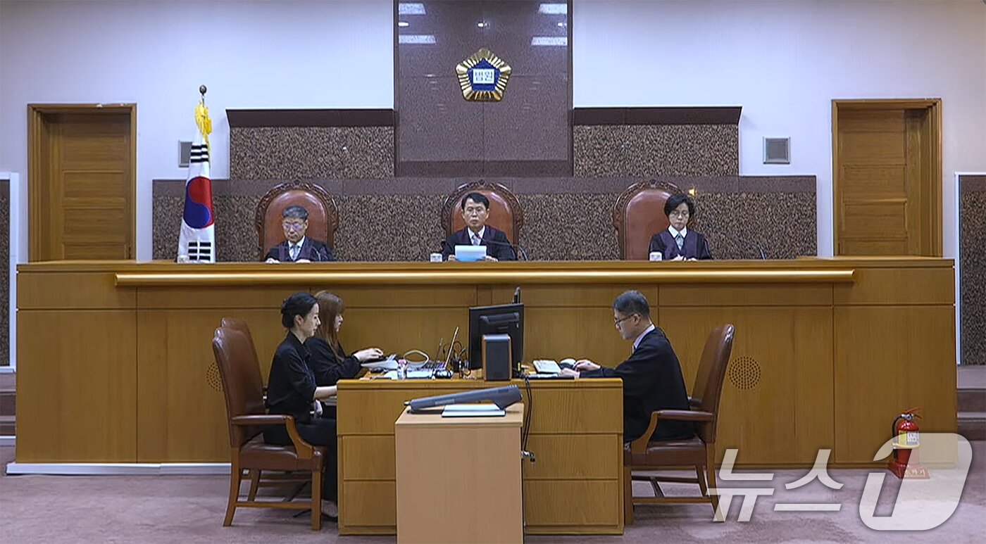 본문 이미지 - 대법원 3부 재판장인 이흥구 대법관이 12·3 비상계엄 583일 만인 9일 오후 서울 서초구 대법원에서 고위공직자범죄수사처(공수처) 체포방해 등 혐의를 받는 윤석열 전 대통령에 대한 선고문을 낭독하고 있다. 왼쪽부터 노경필, 이흥구, 이숙연 대법관. (대법원 제공. 재판매 및 DB 금지) 2026.7.9 ⓒ 뉴스1