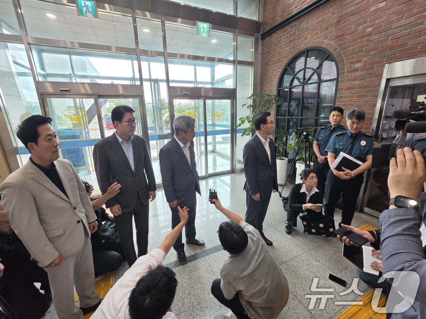 본문 이미지 - 장동혁 국민의힘 대표와 지도부가 9일 장윤기 살인사건과 관련해 광주경찰청장을 면담하기 위해 전남광주 광주경찰청을 찾았으나 출입이 가로막혔다. 장 대표와 지도부가 경찰에 항의하고 있다. 2026.7.9 ⓒ 뉴스1 이수민 기자