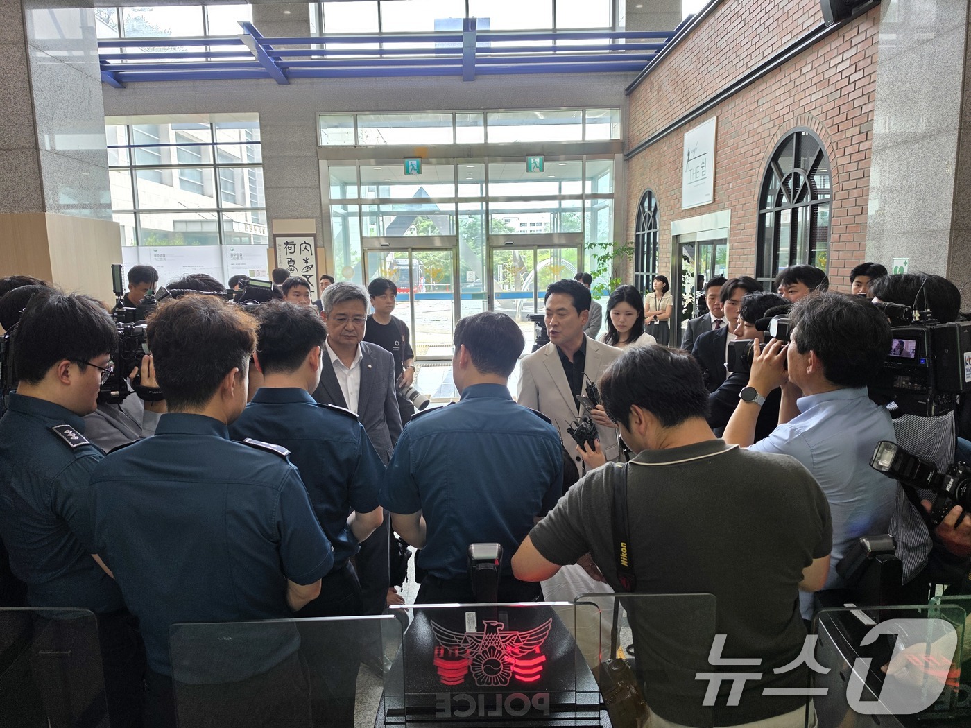 (광주=뉴스1) 이수민 기자 = 장동혁 국민의힘 대표와 지도부가 9일 장윤기 살인사건과 관련해 광주경찰청장을 면담하기 위해 전남광주 광주경찰청을 찾았으나 출입이 출입이 막혀, 게이 …