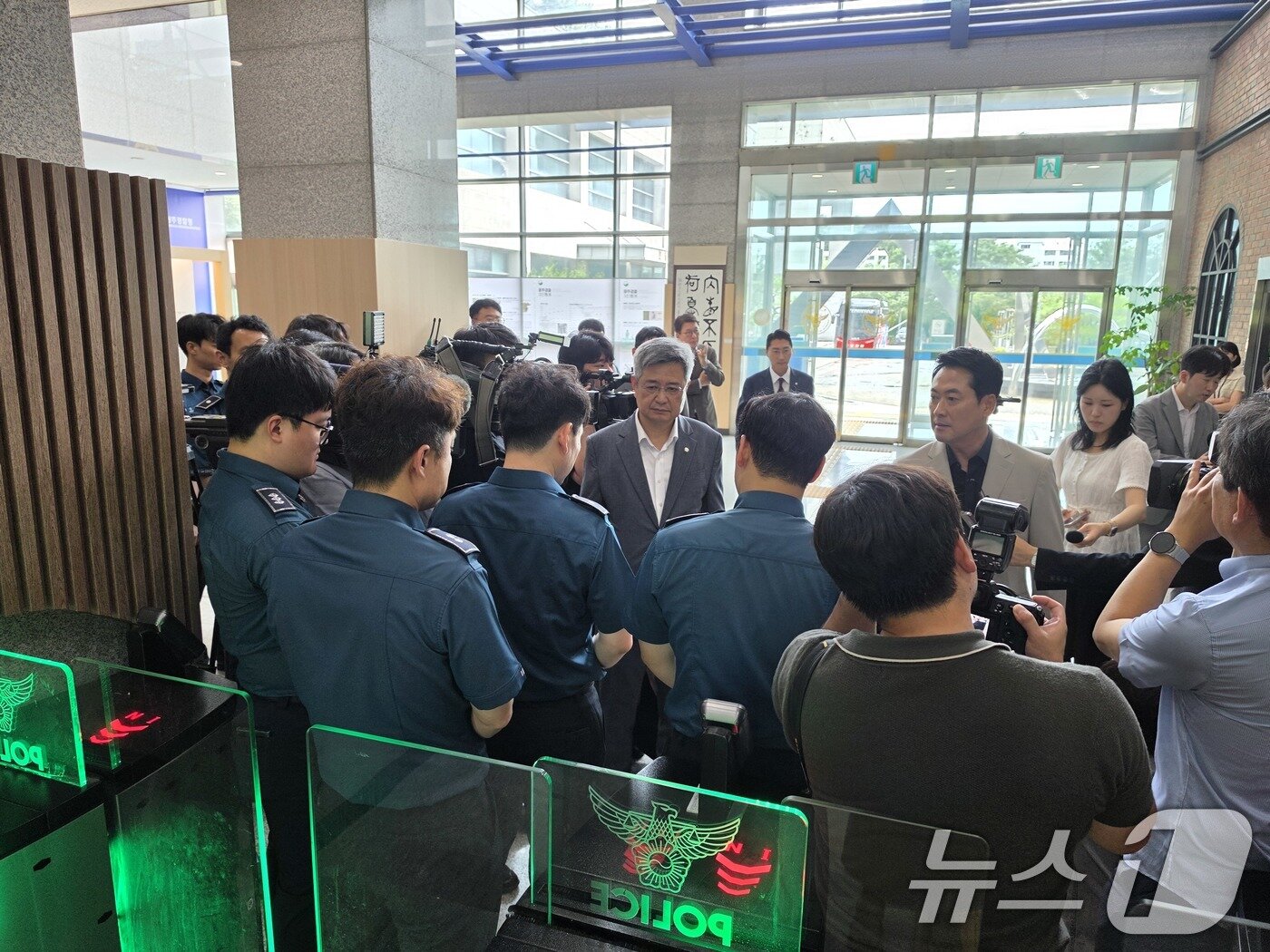 본문 이미지 - 장동혁 국민의힘 대표와 지도부가 9일 장윤기 살인사건과 관련해 광주경찰청장을 면담하기 위해 전남광주 광주경찰청을 찾았으나 출입이 가로막혔다. 장 대표와 지도부가 출입 게이트 앞에서 항의하고 있다. 2026.7.9 ⓒ 뉴스1 이수민 기자