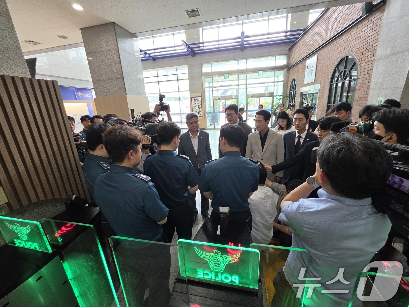 (광주=뉴스1) 이수민 기자 = 장동혁 국민의힘 대표와 지도부가 9일 장윤기 살인사건과 관련해 광주경찰청장을 면담하기 위해 전남광주 광주경찰청을 찾았으나 출입이 가로막혔다. 장 대 …